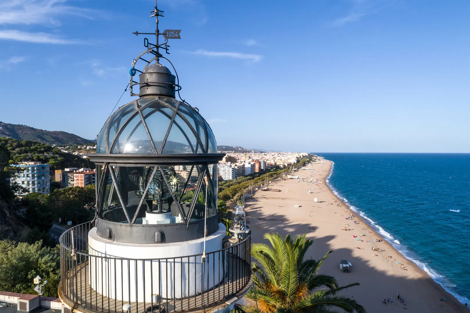 Vista del faro de Calella y la playa desde las alturas