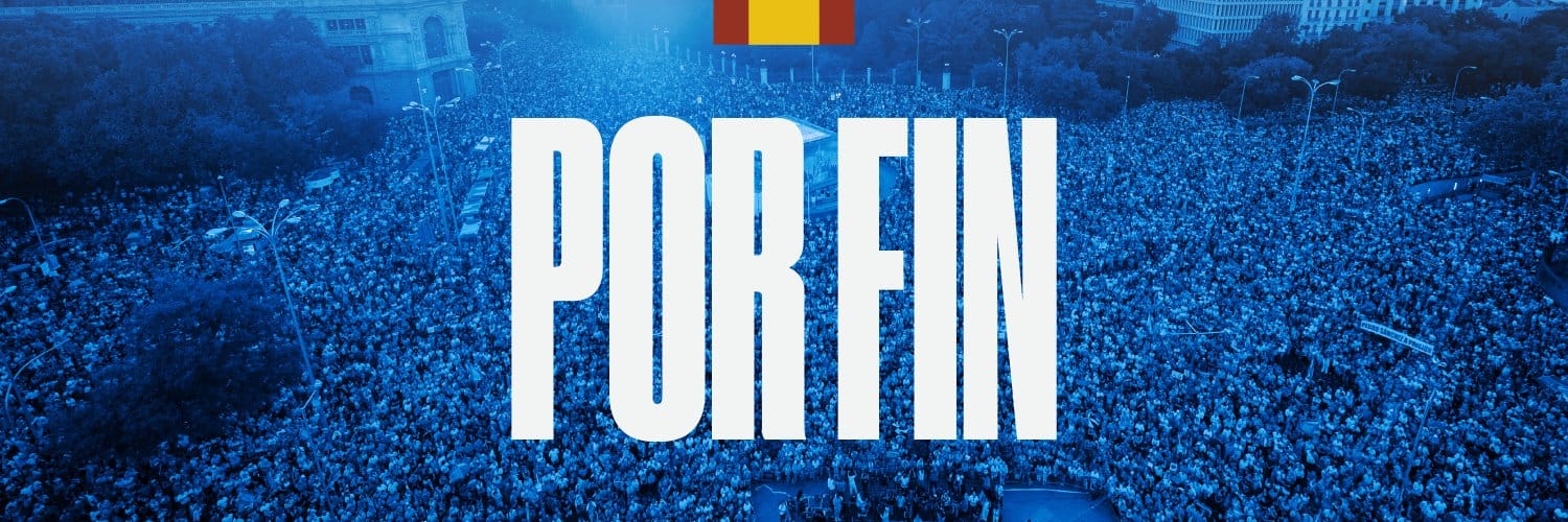 Concentración con la bandera de España y el lema «Por fin»